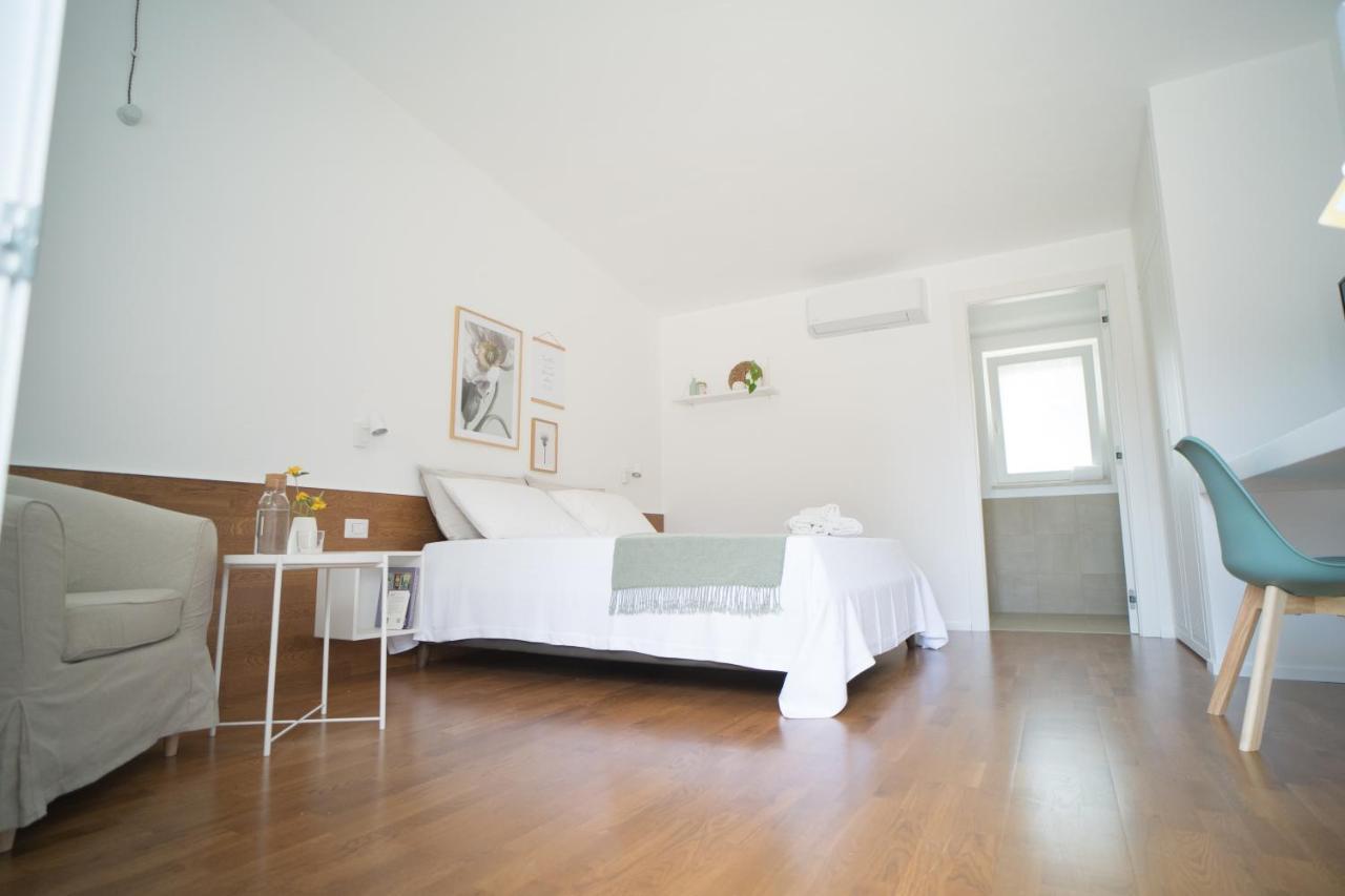 Camera Matrimoniale con Vista Giardino